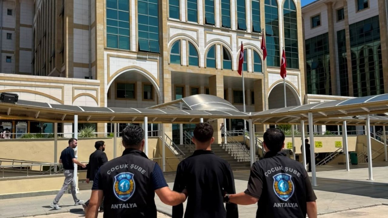 "12’den sonra Antalya’da devlet biziz’ diye paylaşım yaptı, gece operasyonuyla yakalandı