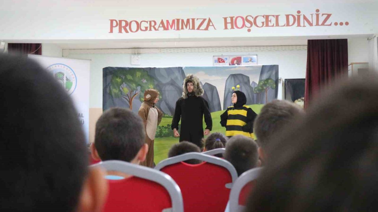 32 okulda 5 bin öğrenciye akran zorbalığına karşı tiyatrolu eğitim verildi