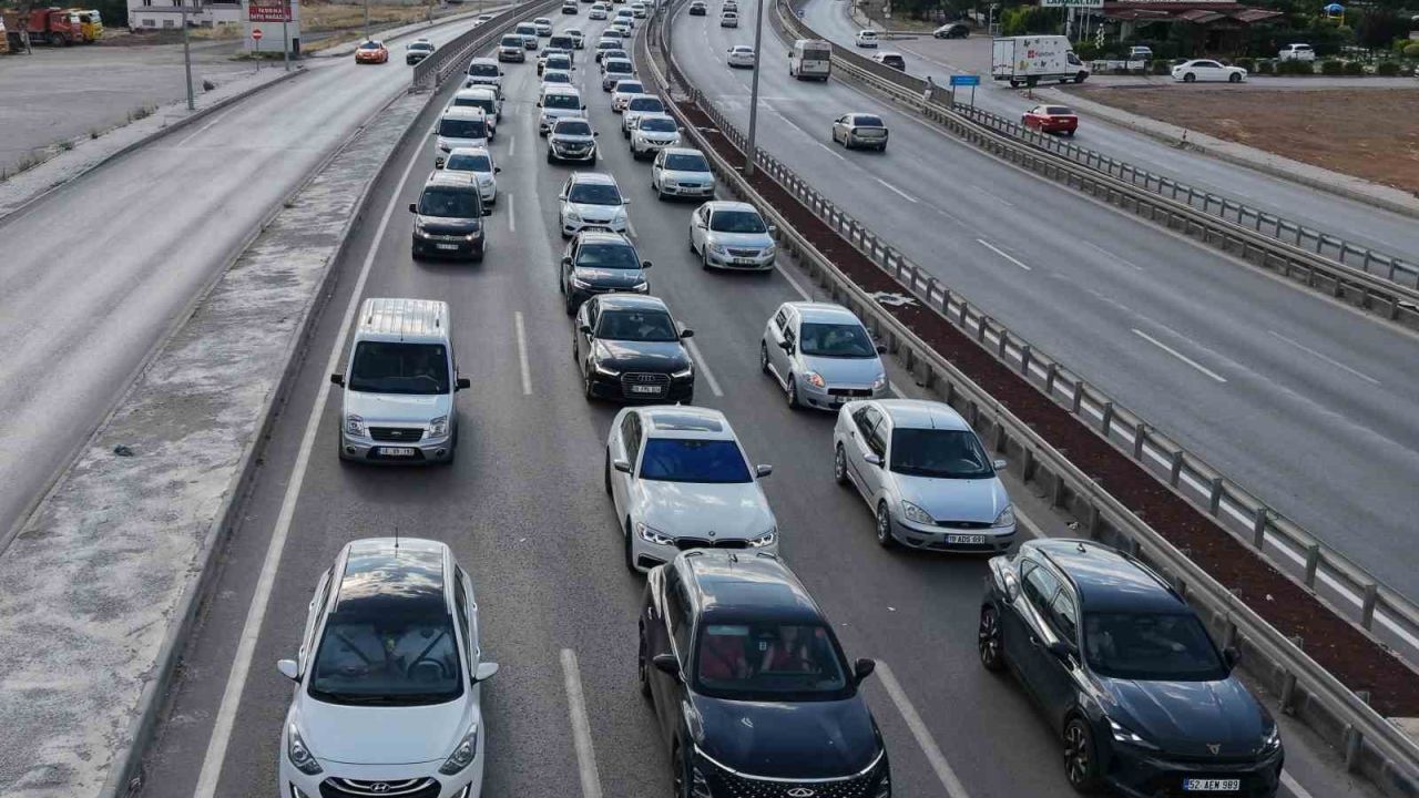 43 ilin bağlantı noktasında yaz tatili hareketliliği: Kaza trafiği durma noktasına getirdi