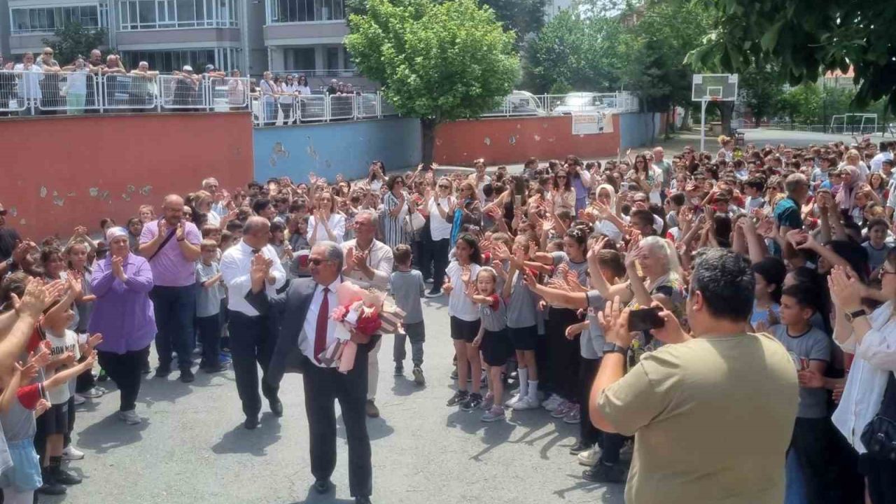 44 Yıllık eğitime adanmış bir hayat: Okul müdürü gözyaşları arasında emekliye ayrıldı
