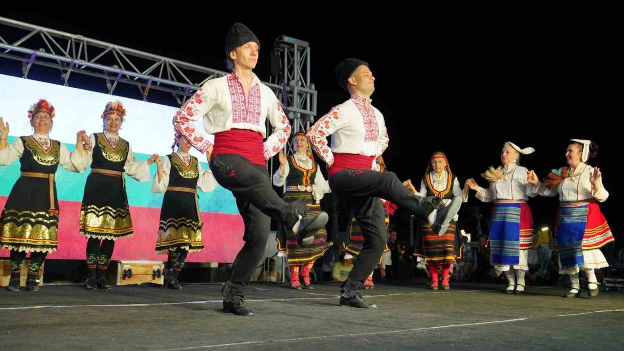 6 ülkeden 18 halk dansları ekibi, 750 dansçı Ayvalık’ta kültür köprüsü kurdu