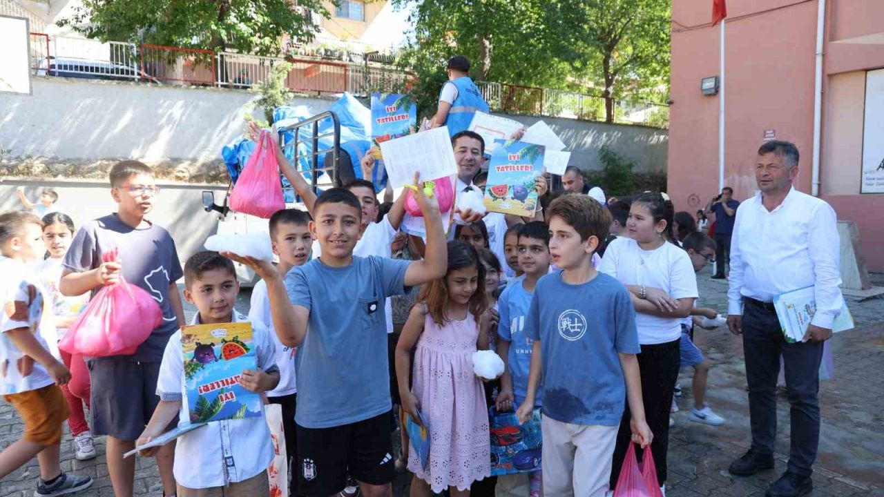 Adana sıcağında öğrencilere buz gibi karne hediyesi