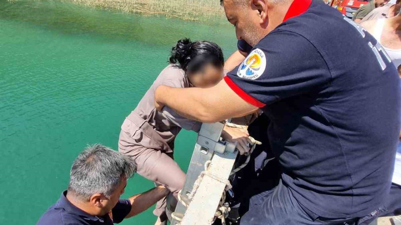 Adana’da köprüden düşen kadın itfaiye ekiplerince kurtarıldı