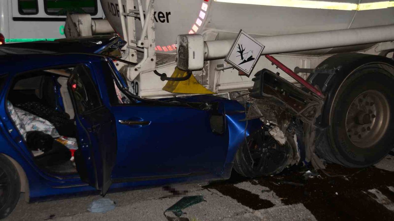 Adana’da otomobil tıra çarptı: 1 ölü, 2 yaralı