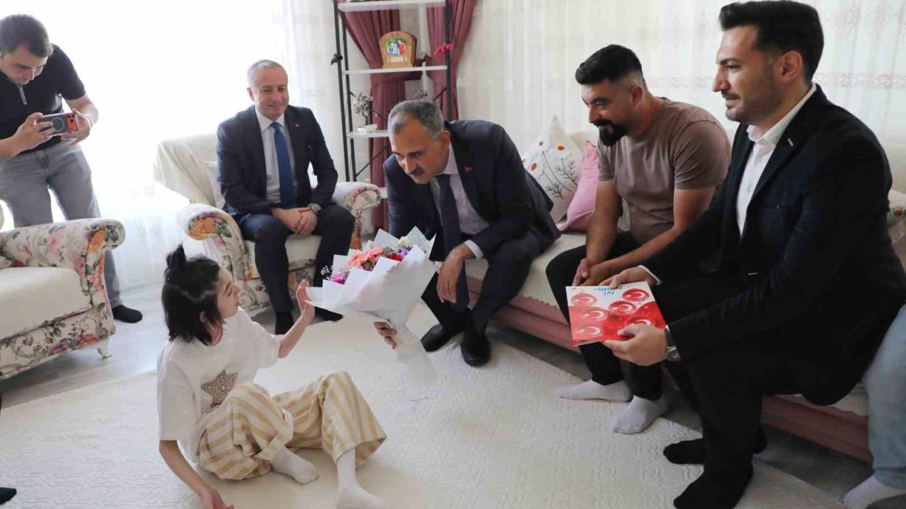 Ağrı Valisi Bozkurt, evde eğitim gören öğrencinin karne sevincine ortak oldu