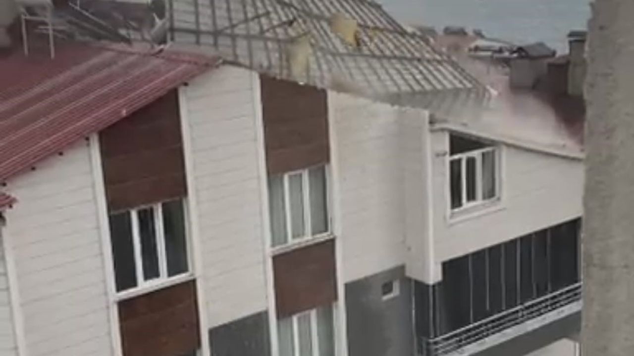 Ahlat’ta fırtına çatıları uçurdu