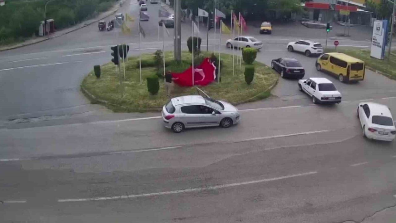 Akan trafiğe rağmen 1 dakika içerisinde Türk bayrağını yerden kaldırdılar