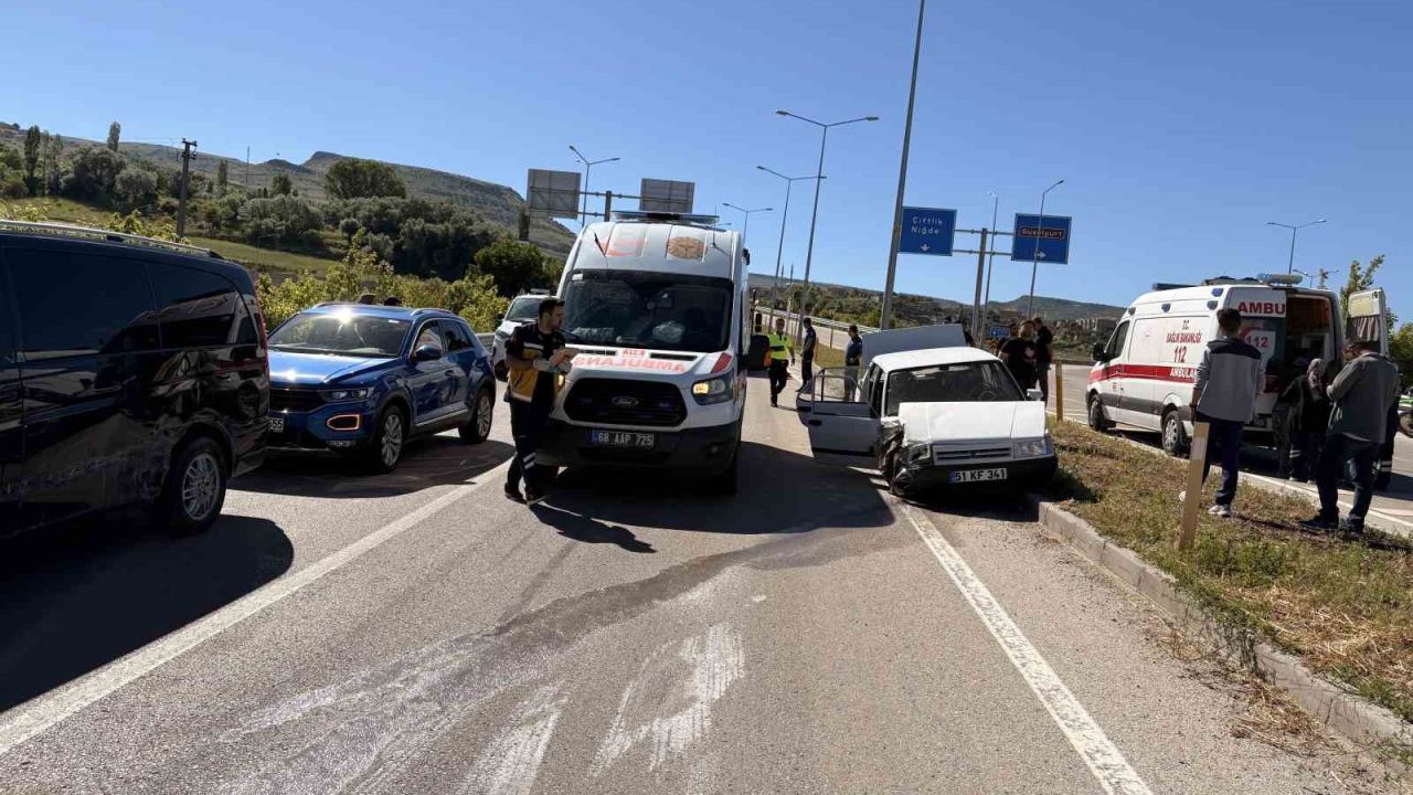 Aksaray’da otomobil minibüse çarptı: 8 yaralı