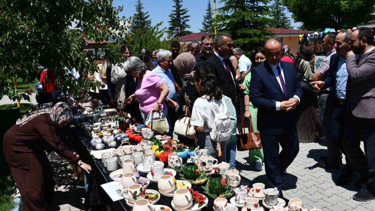 Akşehir’de Çocuk Evleri Sitesi’nde sünnet şöleni ve el sanatları sergisi
