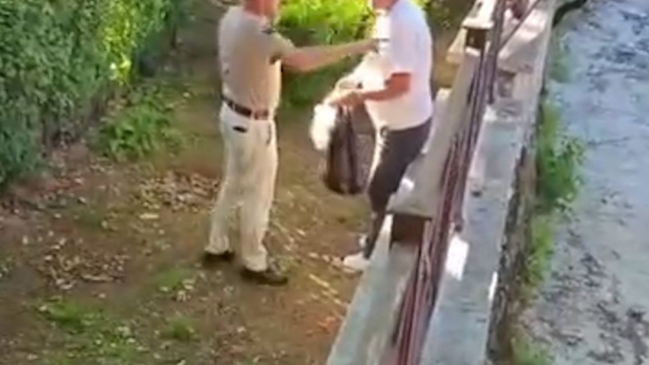 Akşemseddin Hazretleri Türbesi’nin bahçesinde içki içen şahsa vatandaşlardan teki