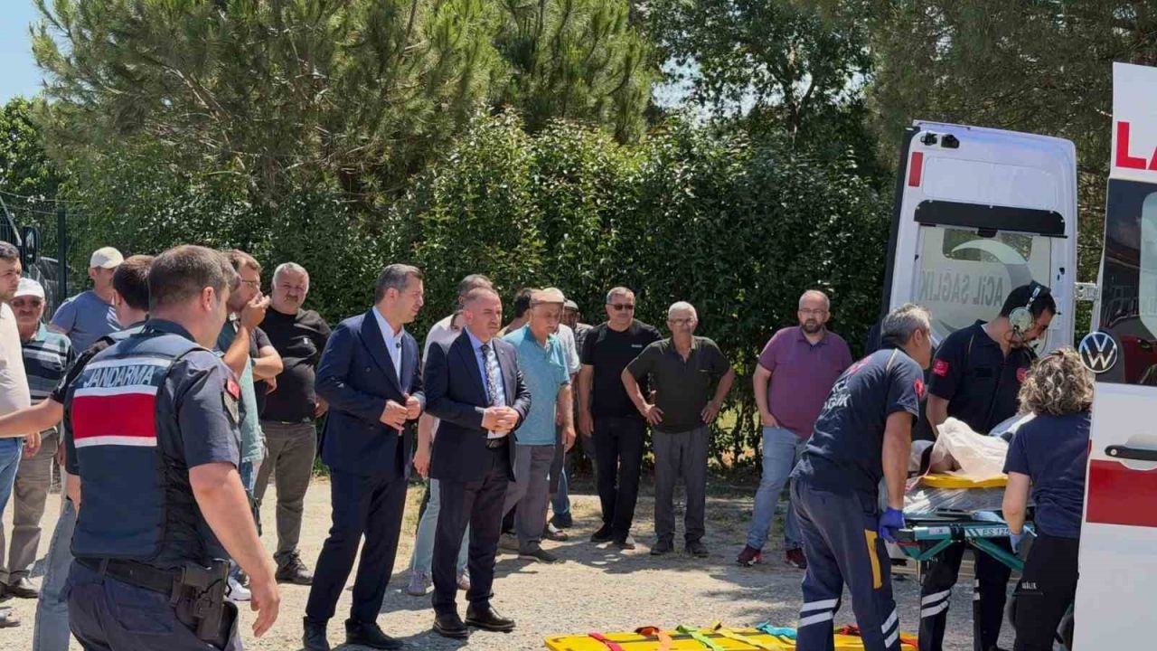 Alaçam’da traktör devrildi: Yaralı sürücü ambulans helikopterle sevk edildi