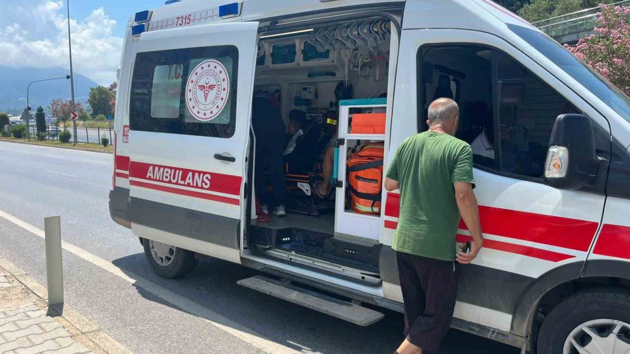 Alanya’da motosiklet kazasında sürücü ve yolcu yaralandı