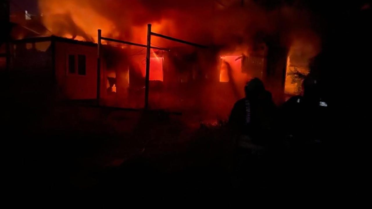 Alevlere teslim olan konteyner kullanılamaz hale geldi