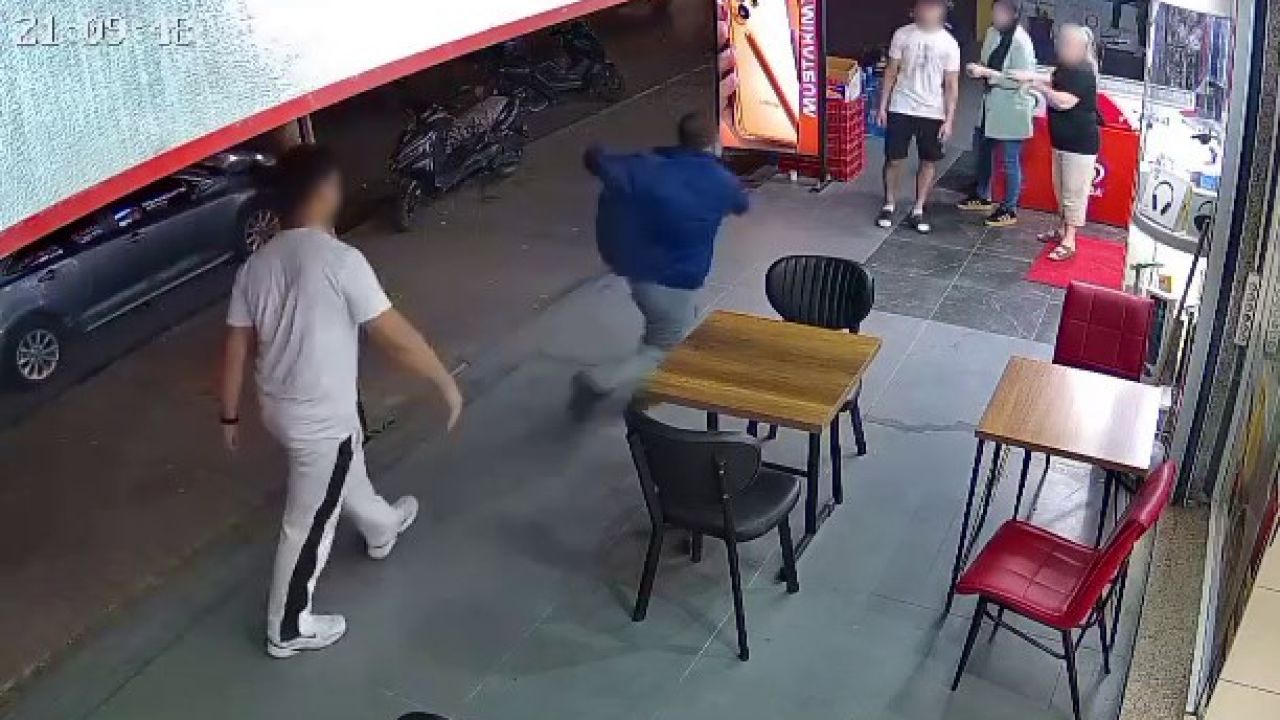 Alkolik adam esnafın korkusu oldu: Bir kadına bıçakla saldırdı, ayağı kayıp yere düştü