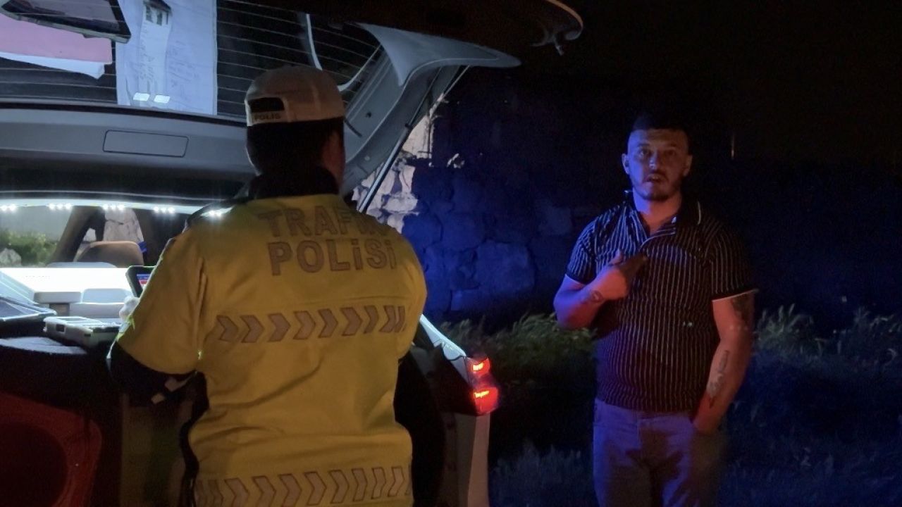 Alkollü sürücü merakına yenik düştü