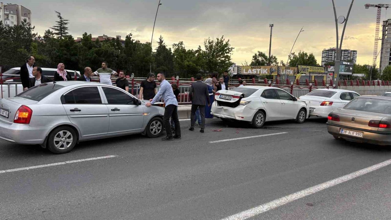 Alt geçit girişinde 4 otomobil çarpıştı: 2 yaralı