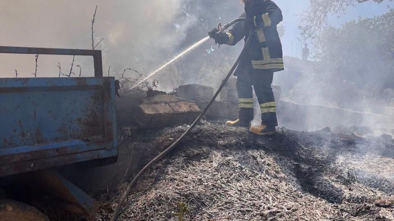 Altınözü’nde bahçede çıkan yangın römorka sıçradı