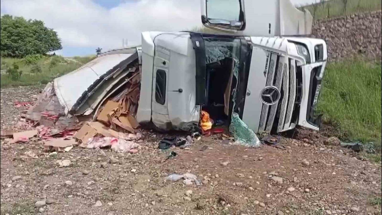 Amasya’da tavuk eti yüklü tır şarampole uçtu: 2 yaralı