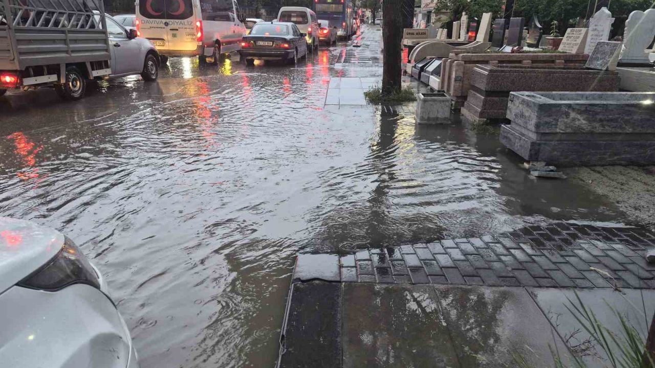 Ankara’da sağanak etkili oldu, sokaklar göle döndü