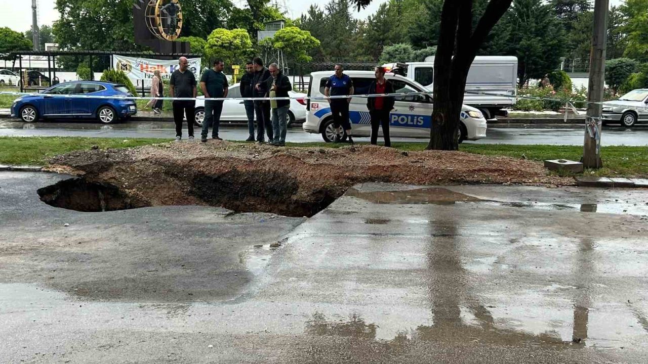 Ankara’da sağanak sonrası yolda çökme meydana geldi