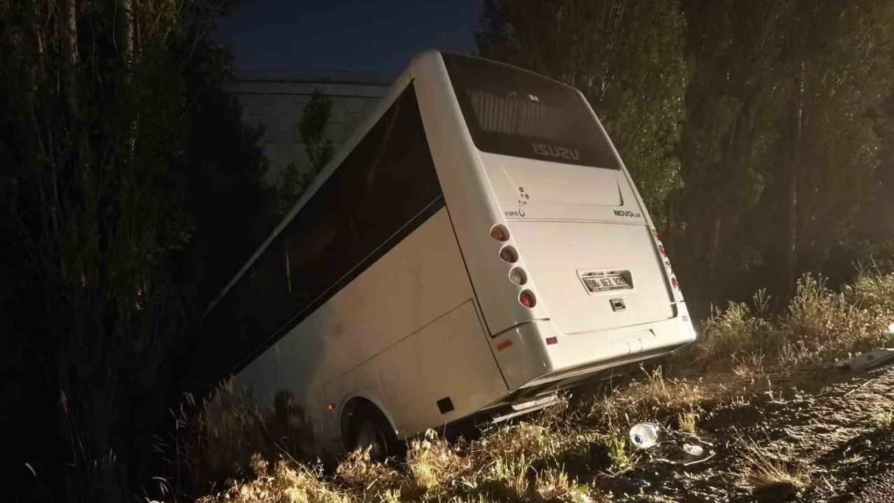Ankara’da servis aracı yol kenarına devrildi: 8 yaralı