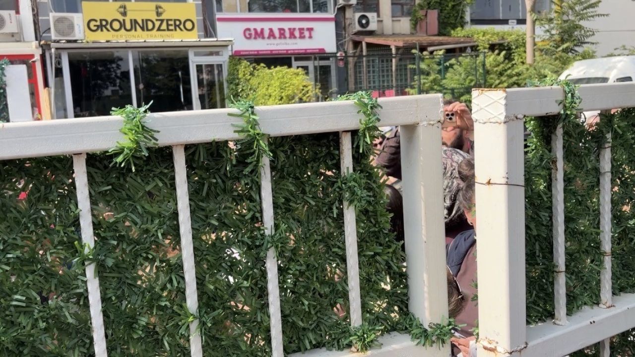 Ankara’daki bir lisede, sınava dakikalar kala öğrenciler okul bahçesine alınmayınca gerginlik yaşandı
