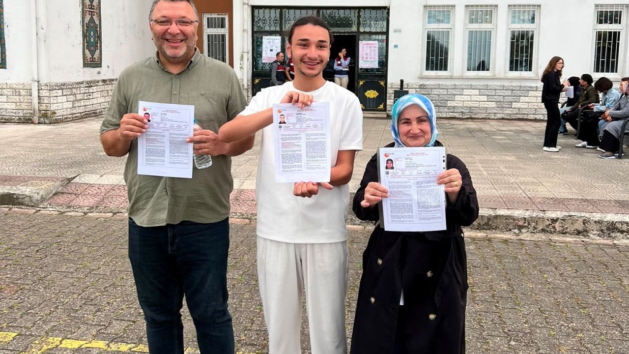 Anne, baba ve oğul aynı okulda YKS heyecanı yaşadı