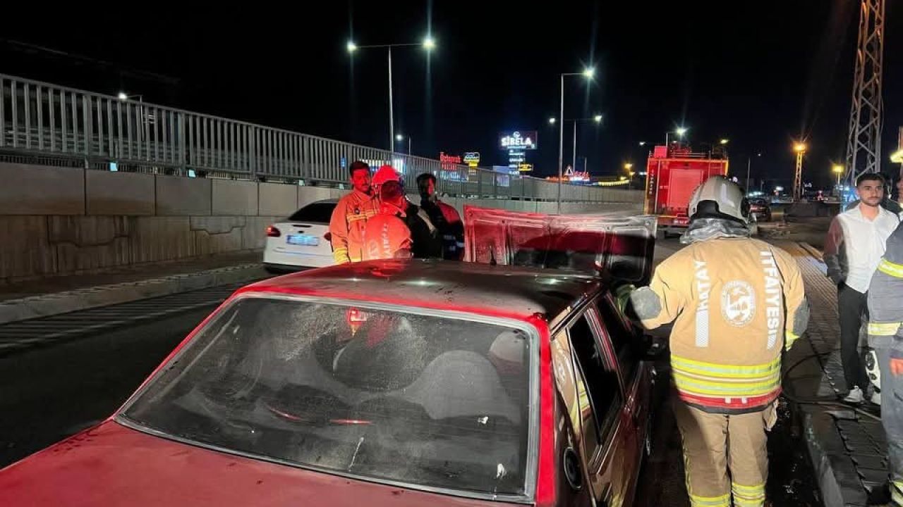 Antakya’da otomobil yangını