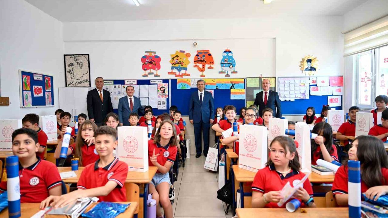 Antalya’da 484 bin 576 öğrenci karne heyecanı yaşadı