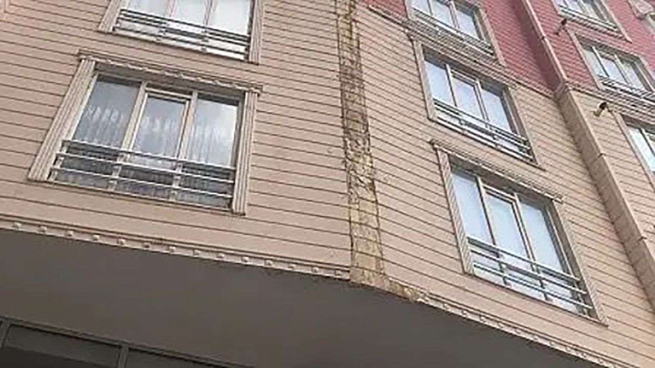 Apartmanın dış cephe kaplaması otomobilin üzerine düştü