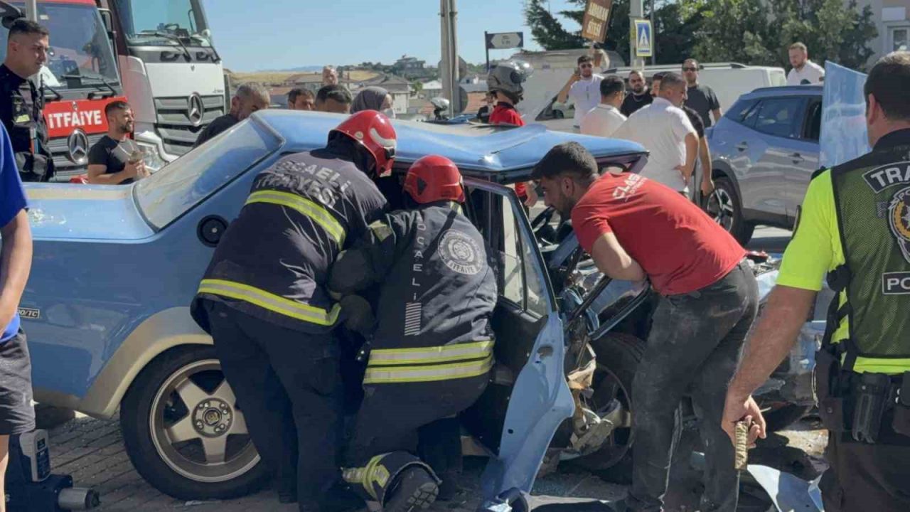 Ardı ardına şerit değiştiren sürücü kaza yaptı: 3 yaralı