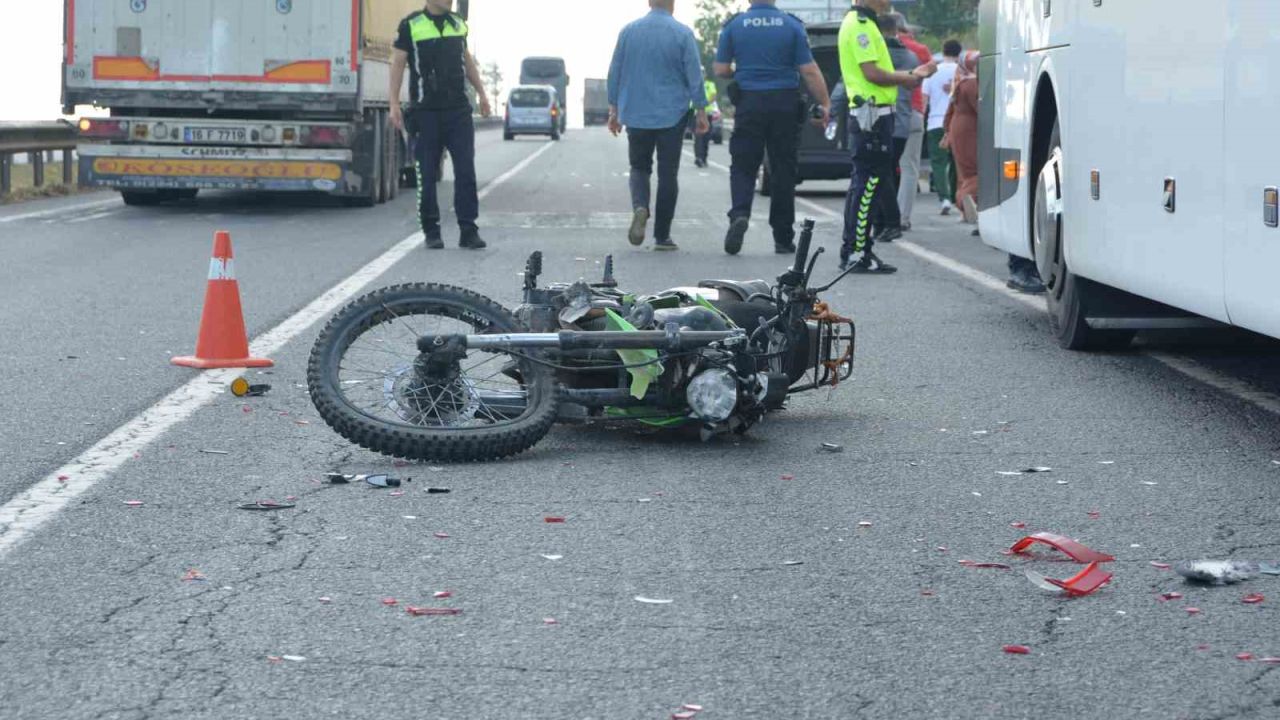 Arızalanan otobüse çarpan motosiklet sürücüsü, otomobilin çarpması sonucu can verdi