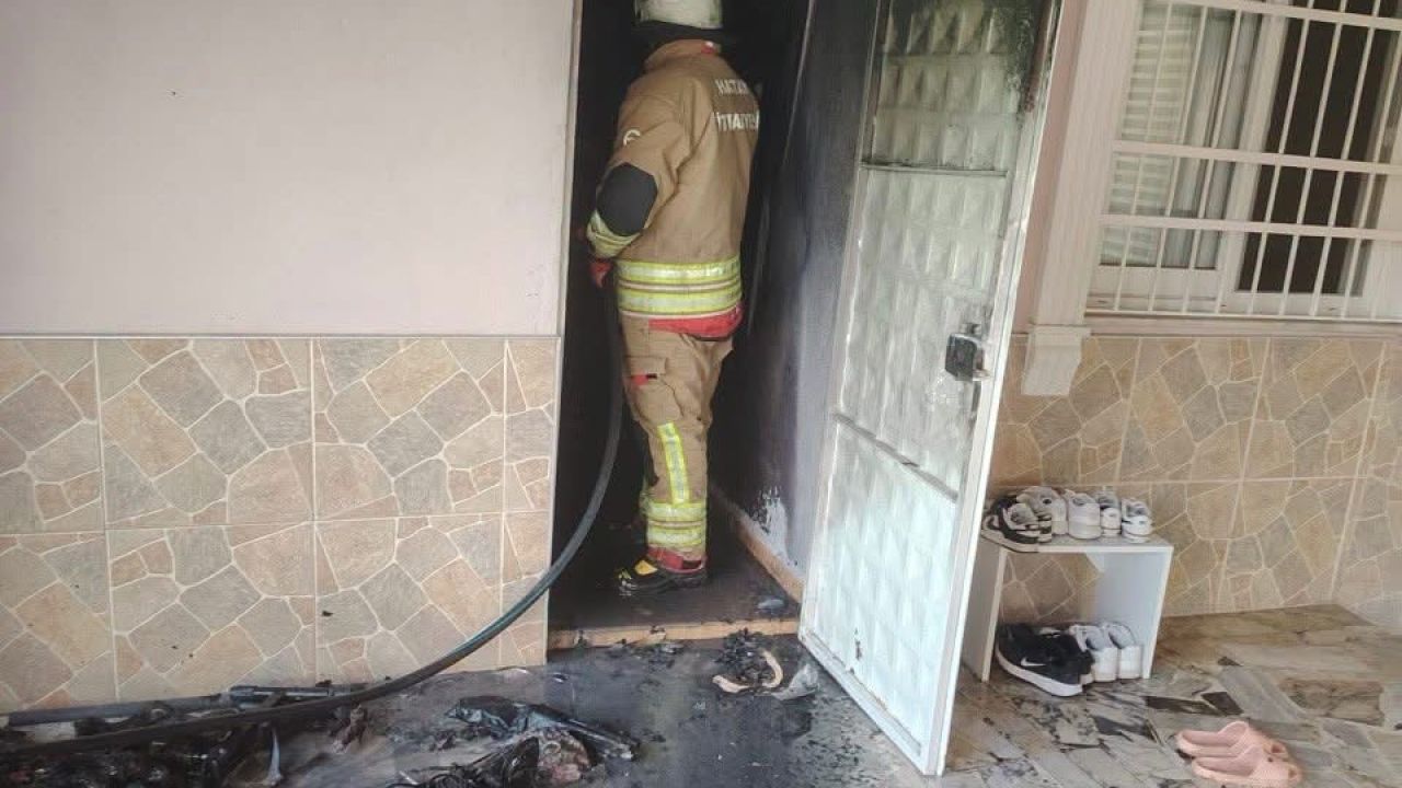 Arsuz’da evin depo bölümünde çıkan yangın söndürüldü