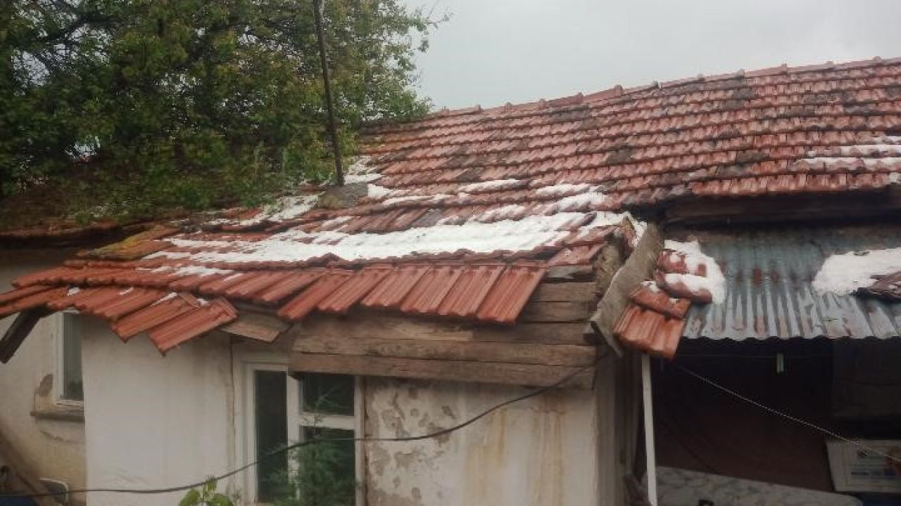 Aşırı sağanak yağış müstakil evin çatısına zarar verdi