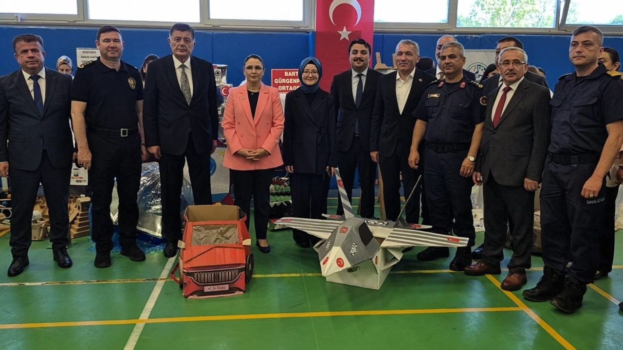 Atık malzemelerden yapılan kostümlere büyük ilgi