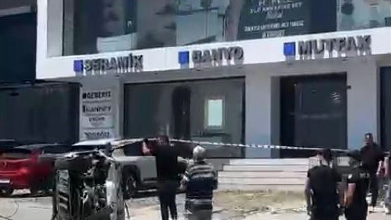 Avcılar’da direksiyon hakimiyetini kaybeden sürücü E-5’ten yan yola uçtu