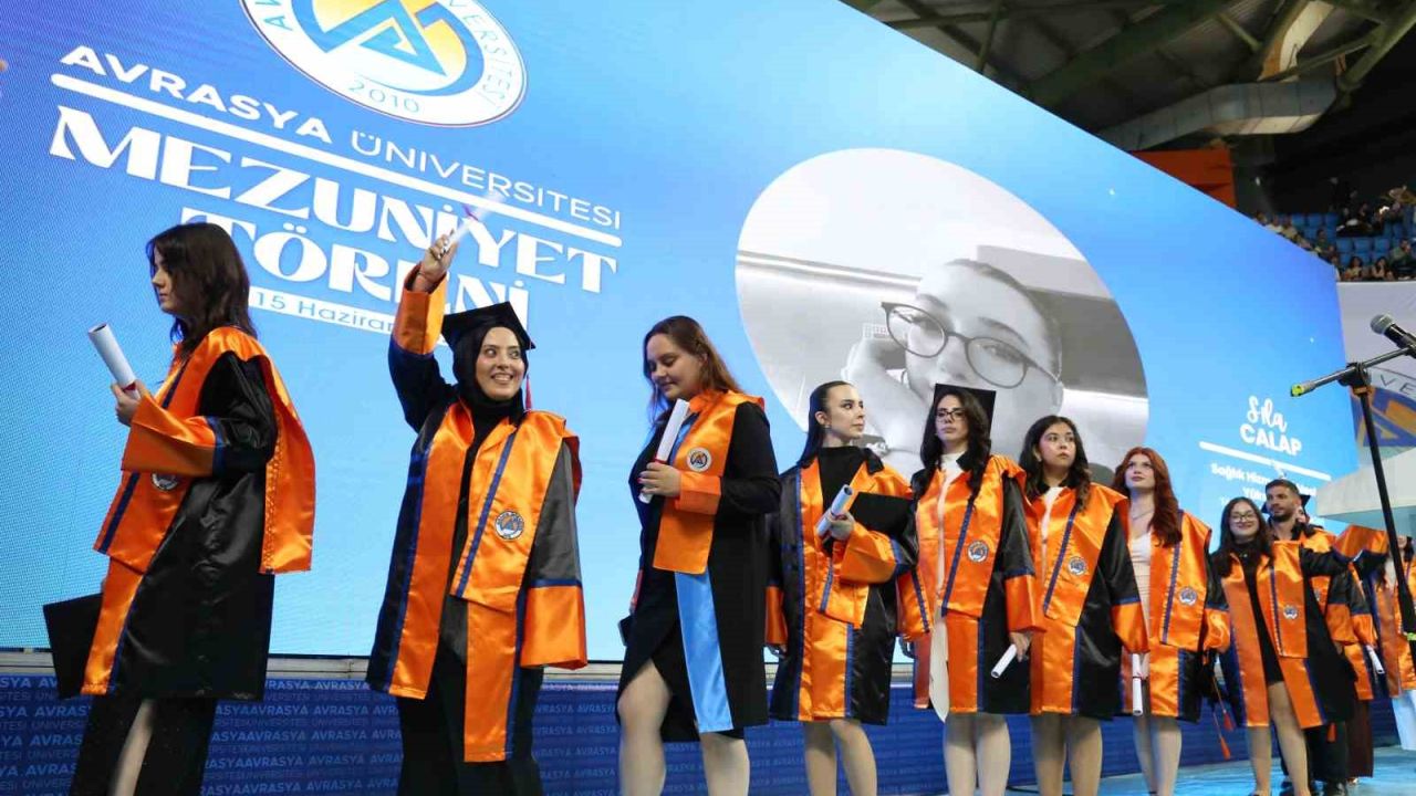 Avrasya Üniversitesi’nde mezuniyet coşkusu