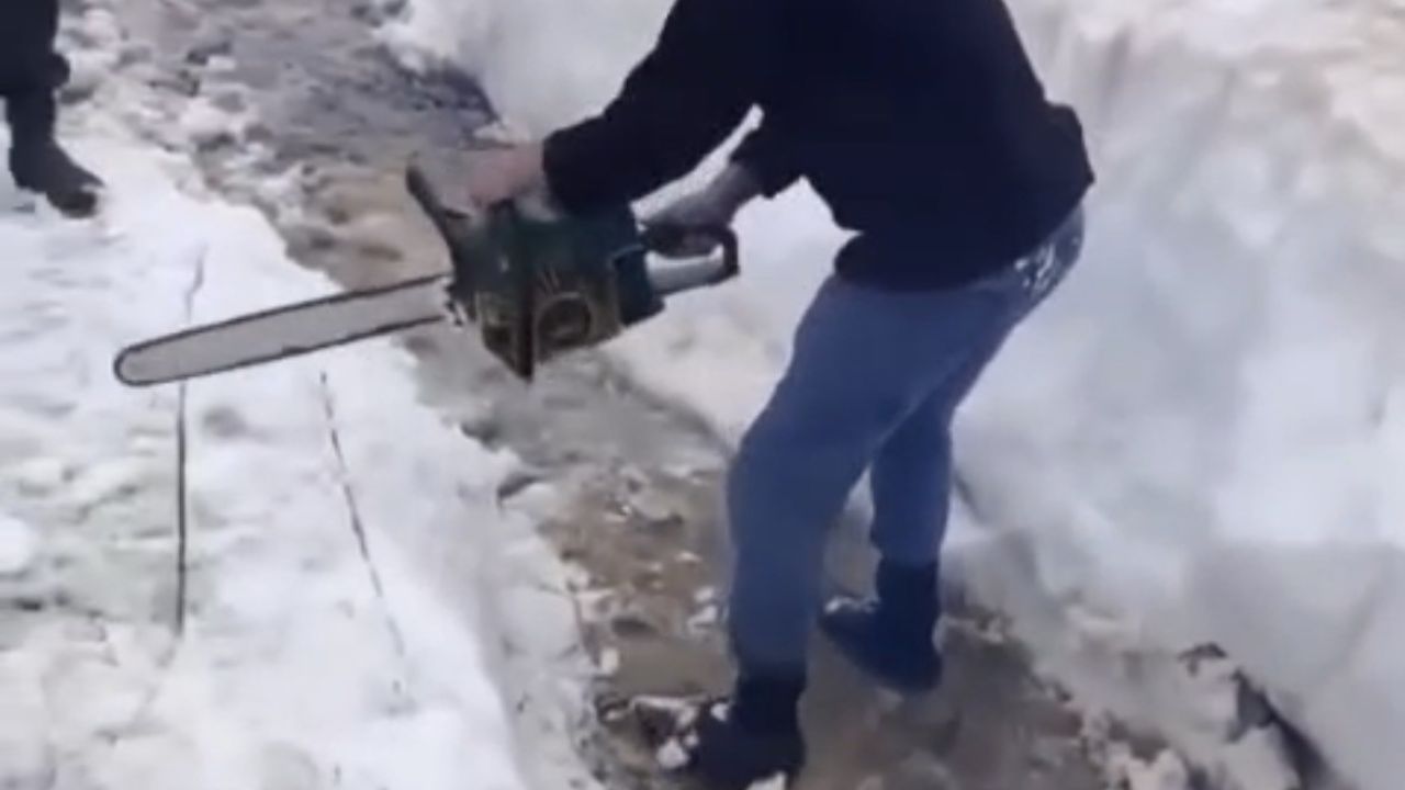 Avrupa sıcaktan kavruluyor, Giresun’da ağaç motoru ile kar kütleleri parçalanıp yayla yolları açılıyor