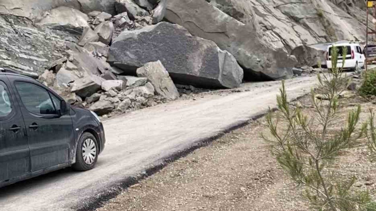 Ayancık’ta heyelan: Köy yolu trafiğe kapatıldı