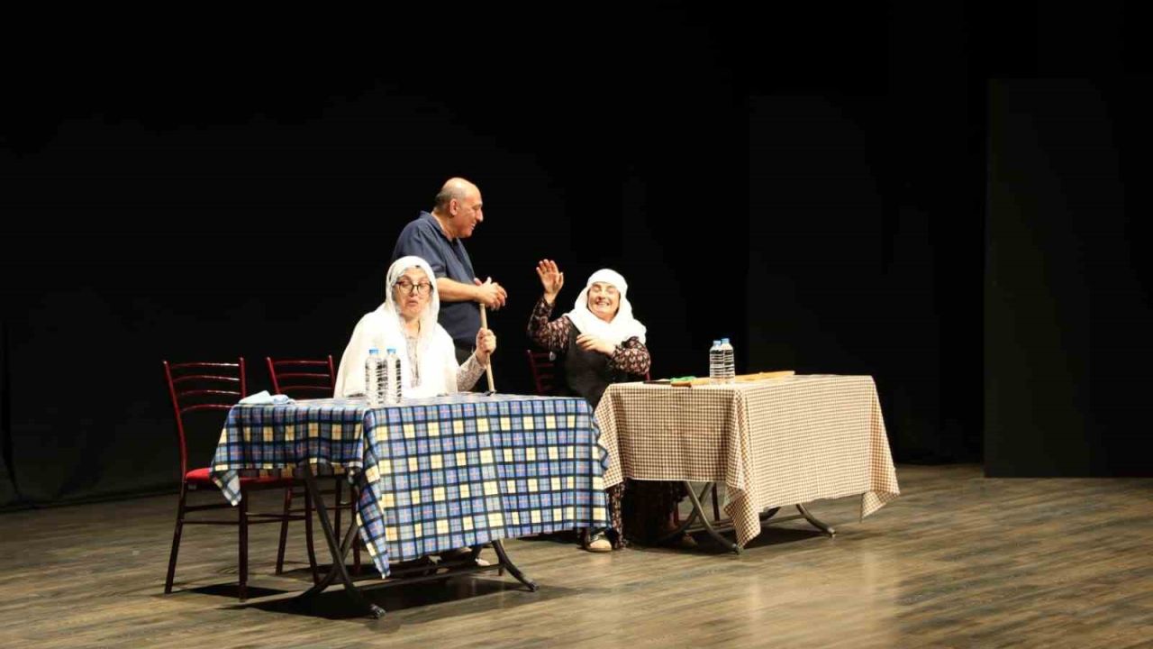 Aydın’da ’Lokanta’ oyunu tiyatroseverlerden tam not aldı