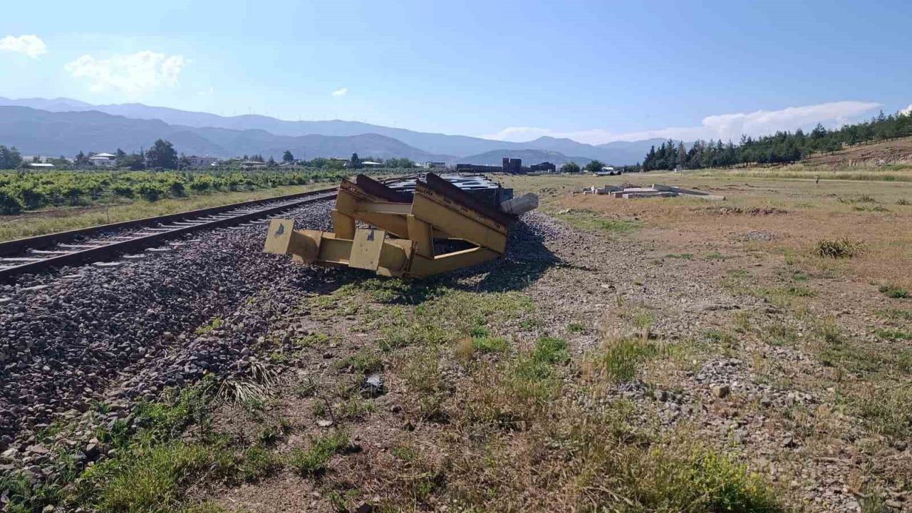 Ayrılan trenin vagonları hortuvara çarparak devrildi
