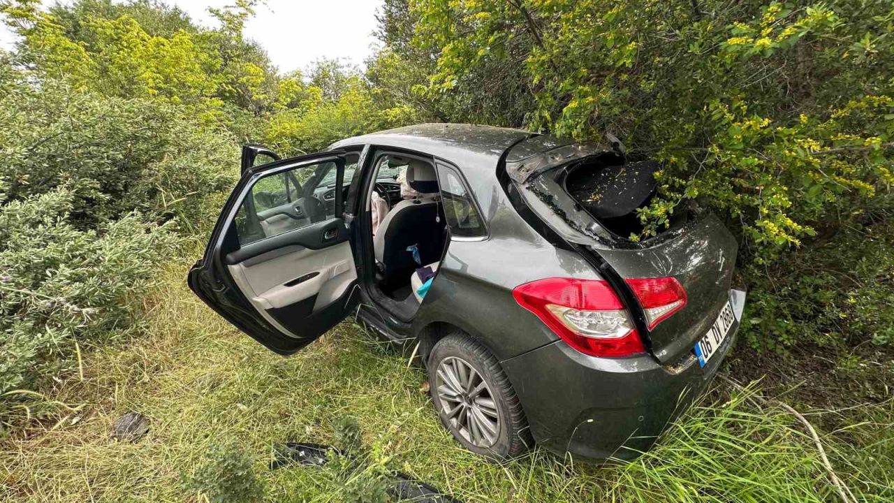 Ayvacık’ta otomobil şarampole yuvarlandı: 2 kişi yaralandı