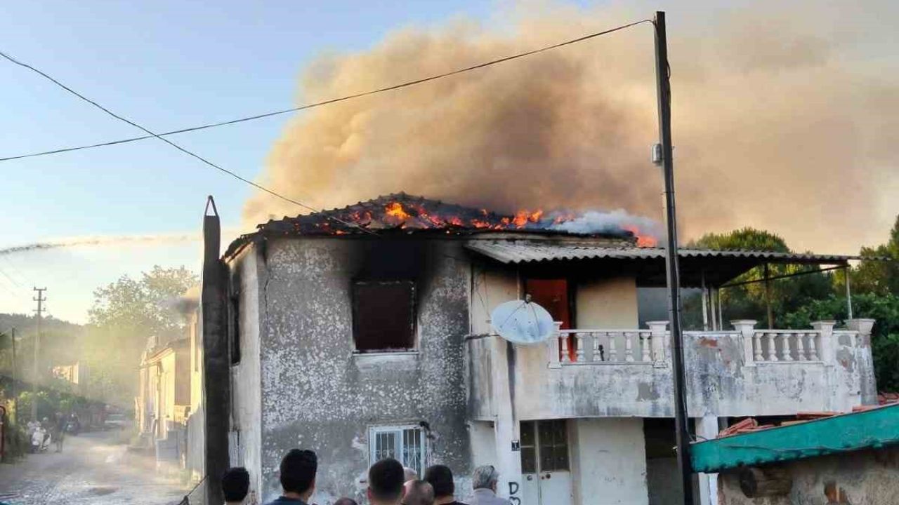 Ayvalık’ta metruk bina yangını