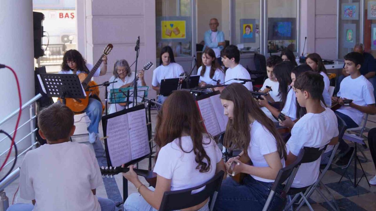 Ayvalık’ta Zeytin Çekirdeklerinden sezon finali konseri