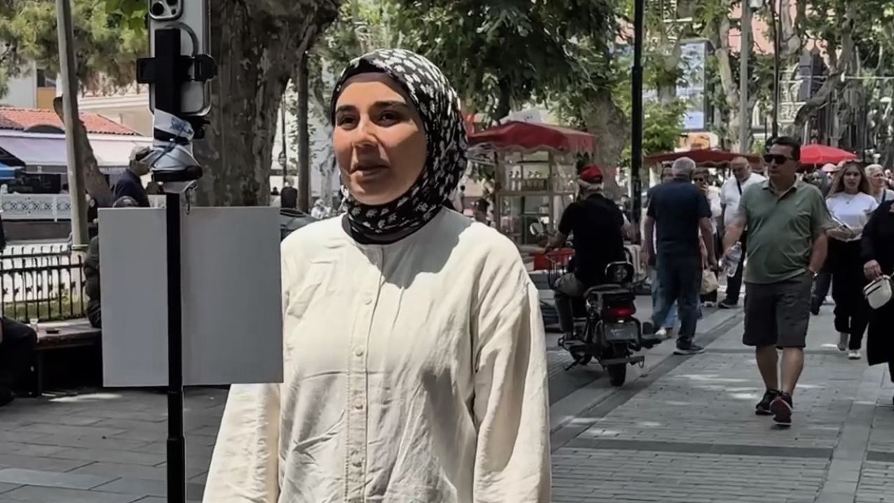 Babalar Günü’nde duygulandıran görüntüler: Pendik’te kurulan mikrofon, yüreklerdeki özlemi ve sevgiyi ortaya çıkardı