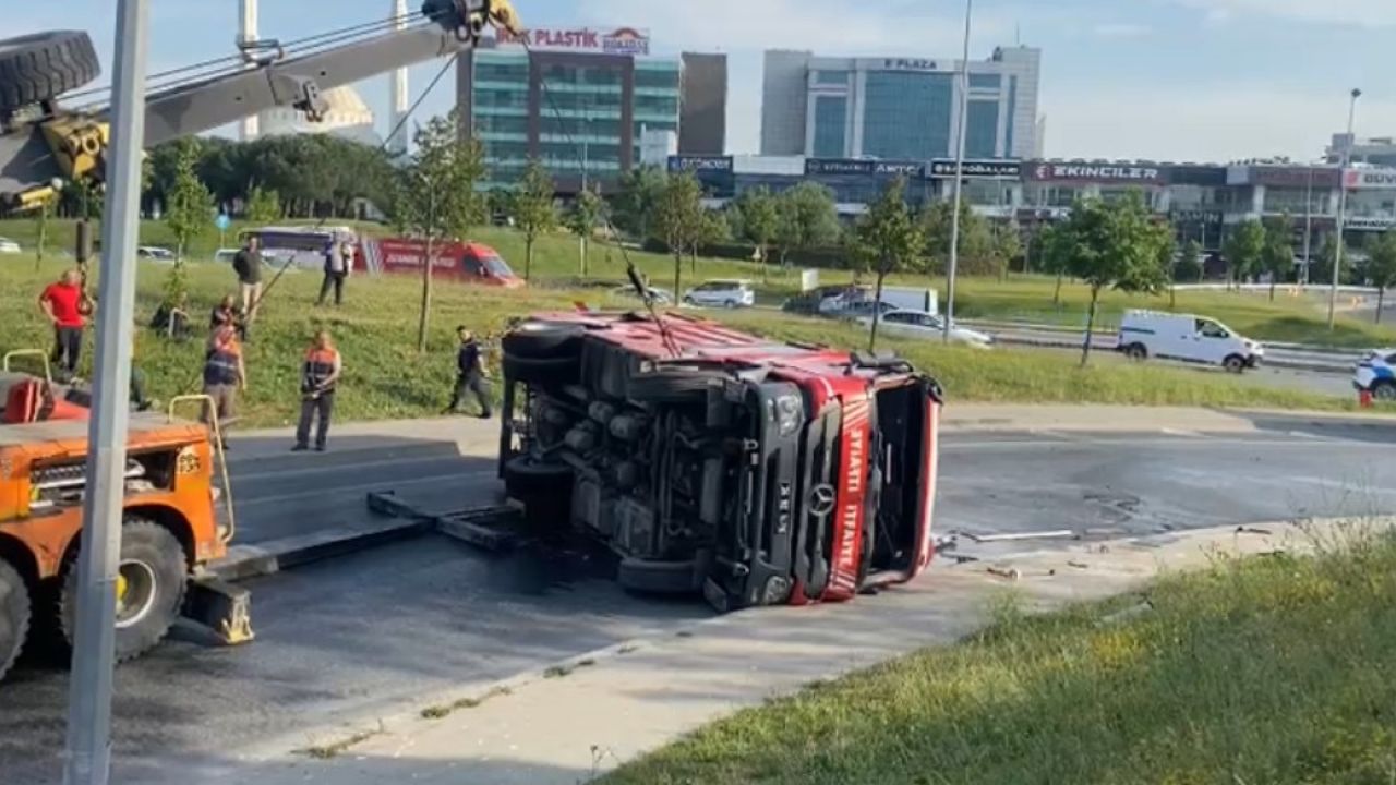 Bağcılar’da yangından dönen itfaiye aracı devrildi: 3 yaralı