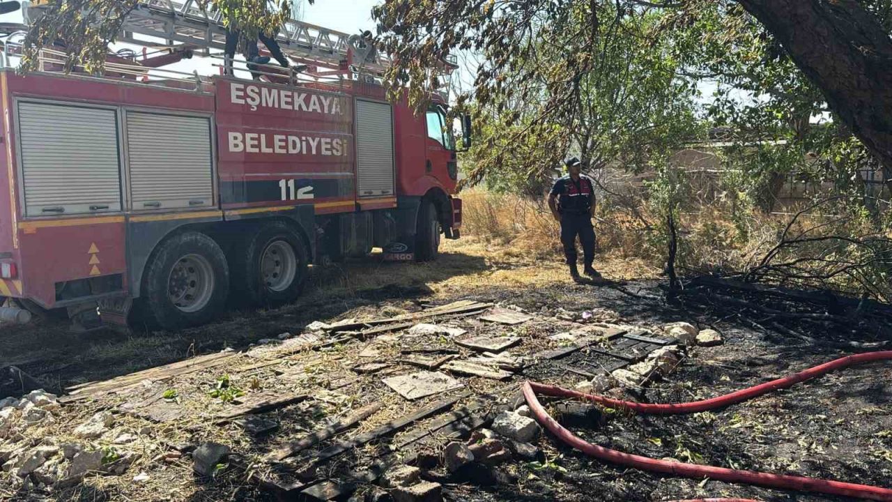 Bahçede tutuşan otlar müstakil evde yangın çıkardı