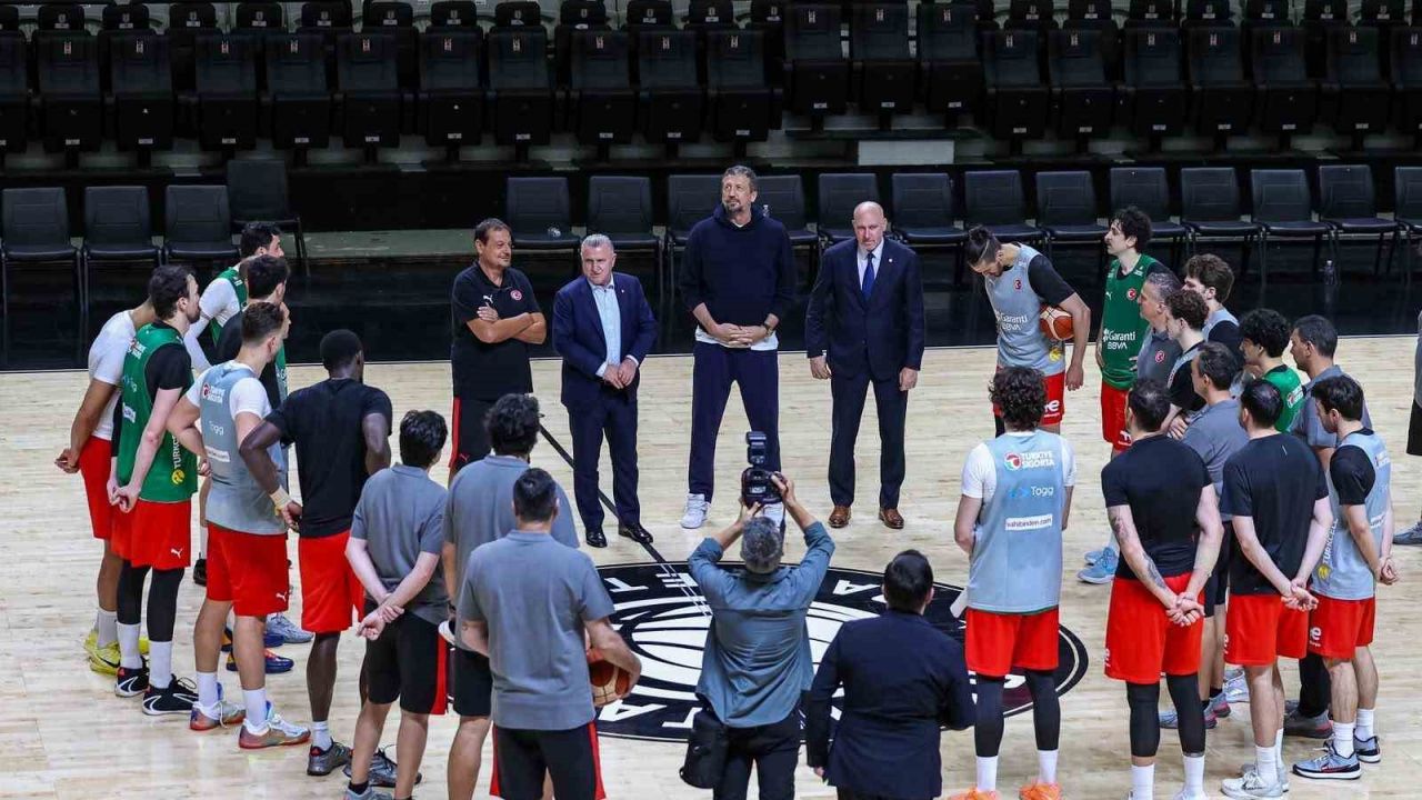 Bakan Bak, A Milli Basketbol Takımı’nın antrenmanını takip etti