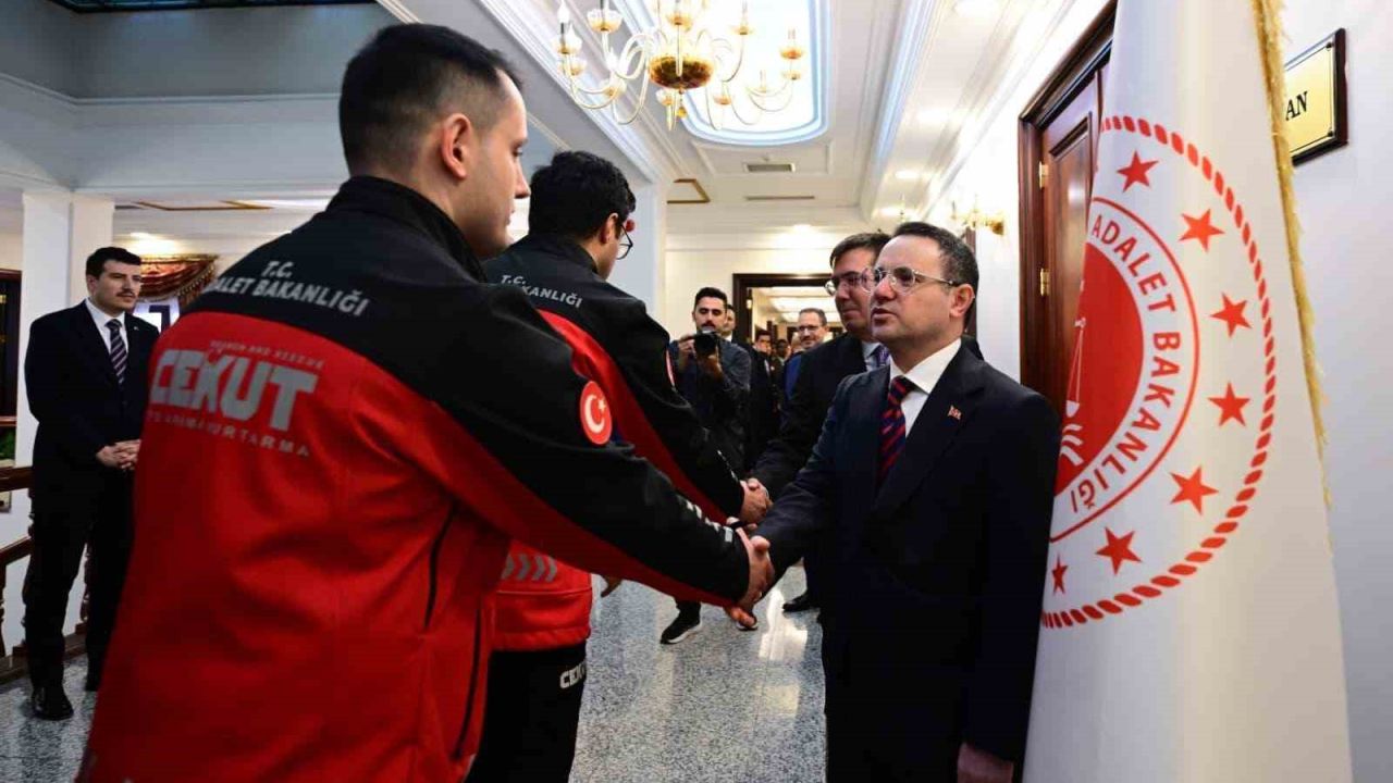 Bakan Gürlek, birim amirleri, Bakanlık ve HSK personeliyle bayramlaştı