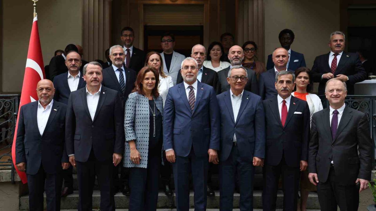 Bakan Işıkhan, işçi ve işveren temsilcileriyle Cenevre’de bir araya geldi